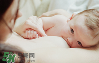 哺乳期奶水有血是什么原因？哺乳期奶水有血能喂奶嗎？