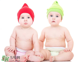 如何判斷新生兒已經(jīng)吃飽？新生兒吃飽了有什么表現(xiàn)？