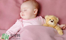 如何判斷新生兒已經(jīng)吃飽？新生兒吃飽了有什么表現(xiàn)？
