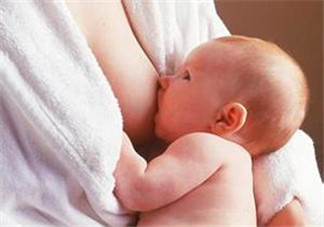 哺乳期奶水有血是什么原因？哺乳期奶水有血能喂奶嗎？