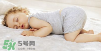 小孩開著燈睡覺好嗎？寶寶睡覺開著燈對身體有危害嗎？