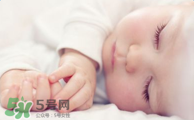 小孩開著燈睡覺好嗎？寶寶睡覺開著燈對身體有危害嗎？