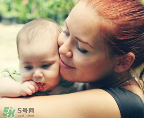 哺乳期媽媽用護(hù)膚品對寶寶有影響嗎？哺乳期能不能用護(hù)膚品？