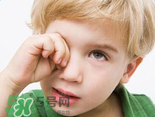 寶寶總是拿手揉眼睛是怎么了？寶寶眼睛癢怎么處理？