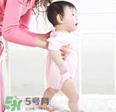 寶寶一歲多了還不會走路怎么辦？寶寶走路晚是什么原因造成的