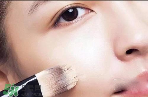 粉底液可以涂在眼部嗎？粉底液涂在眼部有什么危害？