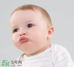寶寶頭皮上的污垢可以摳掉嗎？寶寶頭上的頭垢該怎么處理？