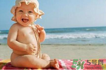 夏日海邊寶寶游泳怎么防曬？海邊親子游泳防曬注意事項