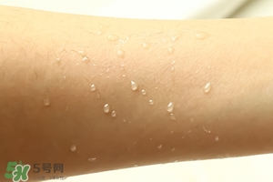 ajuste防曬噴霧哪個(gè)顏色好？ajuste防曬噴霧藍(lán)色綠色白色區(qū)別