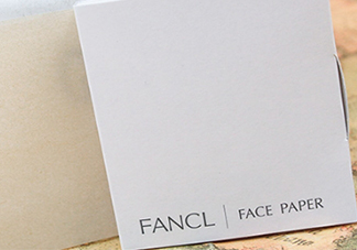 fancl吸油紙?jiān)趺礃樱縡ancl吸油紙?jiān)趺从茫?>
<strong>fancl吸油紙?jiān)趺礃?？fancl吸油紙?jiān)趺从茫?/strong>
</a>
<p>吸油紙這種東西本來是沒有什么推薦的，畢竟市面上的吸油紙非常多，但是fancl的材質(zhì)很天然。天然麻作為材質(zhì)，不含防腐劑，用起來非常安心，而且吸油效果會好很多哦！下面就來了解一下效果吧！</p>
</li>
<li>
<a href=