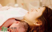 產(chǎn)后皮膚干燥起皮又很癢是怎么回事？生完小孩后皮膚特干怎么辦？