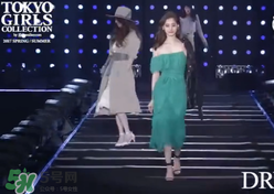 穿著高跟鞋翻跟頭走t臺(tái)模特同款綠色裙子是什么牌子？