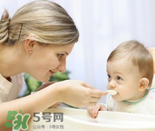嬰兒吃魚肝油能打預防針嗎？嬰兒吃魚肝油影不影響打預防針？
