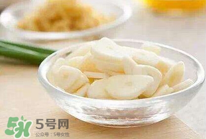 生吃蒜頭有什么好處？生吃蒜頭的功效和作用