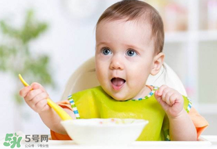 寶寶吃米粉拉綠便便怎么回事？寶寶吃米粉拉綠色要緊嗎？