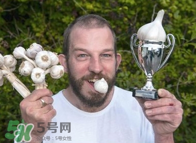 生吃蒜頭有什么好處？生吃蒜頭的功效和作用