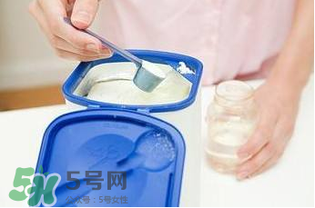 開水沖奶粉會(huì)破壞營養(yǎng)嗎？什么水溫沖奶粉好？