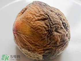?桃子發(fā)霉了還可以吃嗎？吃了發(fā)霉的桃子怎么辦？
