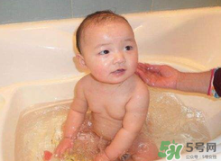 夏天嬰兒洗澡水溫多少度合適？夏天嬰兒洗澡水溫需要多少度？