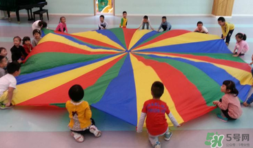 餃子在幼兒園玩的游戲叫什么？彩虹傘的捕魚游戲怎么玩？