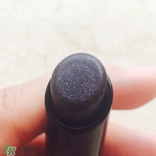 嬌蘭小黑裙007顯色嗎？嬌蘭小黑裙007適合唇色淺的嗎？