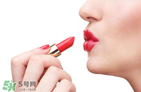 哺乳期能不能涂口紅呢？哺乳期涂口紅對寶寶有危害嗎？