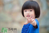 什么原因?qū)е潞⒆有愿駜?nèi)向？孩子性格內(nèi)向該怎么辦？