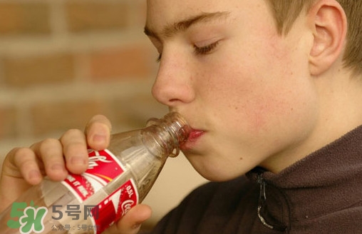 喝碳酸飲料會殺精嗎？碳酸飲料會導致不孕嗎