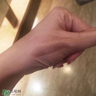 嬌蘭小黑裙007值得入嗎？嬌蘭小黑裙007唇膏口紅怎么樣？