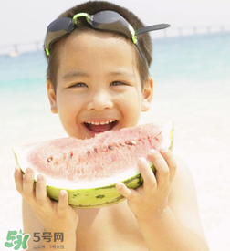 夏天寶寶能不能吃冰西瓜呢？冰西瓜寶寶能吃嗎？