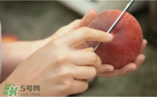 吃桃子要不要削皮？吃桃子的去皮方法