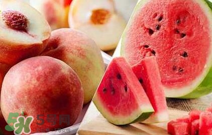 桃子和西瓜一起吃會(huì)中毒嗎？桃子和西瓜能一起吃嗎？