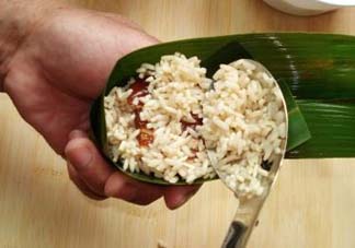 包粽子是生米還是熟米？包粽子的米是煮的還是生的？