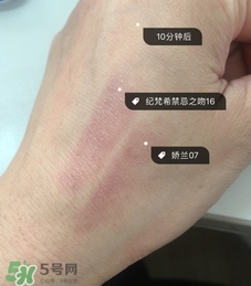 嬌蘭和紀(jì)梵希口紅哪個(gè)好？嬌蘭和紀(jì)梵?？诩t對(duì)比