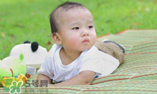 夏天寶寶睡覺穿什么好？夏天寶寶睡覺能光著睡嗎？