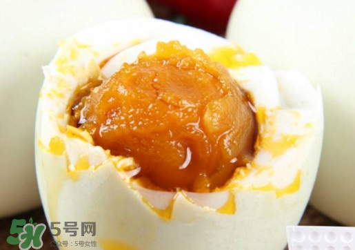 咸鴨蛋為什么會(huì)出油？咸鴨蛋為什么有油