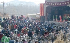 游百病是什么意思？為什么要在端午節(jié)游百?。?></p><p>四川地區(qū)的“游百病”是在正月十六，家家戶戶男女老少都要走出家門，到戶外游走散步，祈求新一年身體健康。2013年11月，四川閬中“游百病”成功申請“中國體育非物質(zhì)文化遺產(chǎn)保護(hù)和推廣項(xiàng)目”。</p><h3>為什么要在端午節(jié)游百病</h3><p>據(jù)說游就百病不生，不知從什么時(shí)候開始講究的，這天男不做農(nóng)活，女不做針線，做了叫“扎百病”。就是說把百病的根子扎下了，所以在天水農(nóng)村，男人趕早備足牛羊飼料，女人忙備吃的和穿的，游百病的主要去處是集鎮(zhèn)、寺廟。不去那里心中如今年白過了一般空落一般酸楚，要去也不易，山村里人要翻山越嶺，要走幾十里山路。平時(shí)忙地里忙家里，看小孩敬老人。十六是“大赦”，地里不管，家里放下，小孩拖上，老人扶上，傾家外游，不圖升官發(fā)財(cái)，圖個(gè)吉利，大人小孩百病不生。</p><p style=