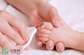 寶寶指甲多久剪一次？寶寶指甲多大可以剪？