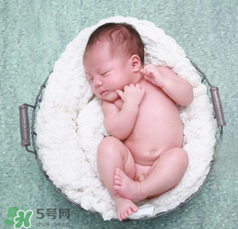 嬰兒吃藥后多久可以吃奶？嬰兒吃藥后多久可以喝奶粉？