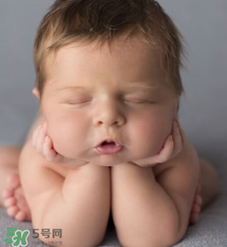 嬰兒吃藥后多久可以吃奶？嬰兒吃藥后多久可以喝奶粉？