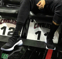 under armour curry4黑金怎么樣？庫(kù)里總決賽戰(zhàn)靴客場(chǎng)配色諜照曝光