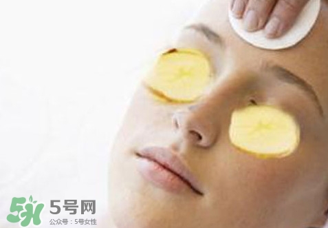 馬鈴薯能去痘印嗎？馬鈴薯可以祛痘?。?></p><p>4、把上述薄馬鈴薯片貼在臉上，可以貼全臉，也可以選擇在有痘印的地方貼；</p><p>5、20-30分鐘后，取下馬鈴薯片，也可以再貼新的；</p><p>6、用清水洗凈皮膚；</p><p>7、晚上睡覺(jué)前可以涂上自己平常用的護(hù)膚品</p><h3>馬鈴薯的營(yíng)養(yǎng)價(jià)值和作用</h3><p>馬鈴薯一般新鮮馬鈴薯中所含成分：淀粉9——20%，蛋白質(zhì)1.5——2.3%，脂肪0.1——1.1%，粗纖維0.6——0.8%。100g馬鈴薯中所含的營(yíng)養(yǎng)成分：熱量66——113J，鈣11——60mg，磷15——68mg，鐵0.4mg——4.8mg，硫胺素0.03——0.07mg，核黃素0.03——0.11mg，尼克酸0.4——1.1mg 。</p><p style=