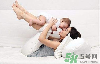 母乳喂養(yǎng)要喂水嗎？純母乳喂養(yǎng)要不要喂水？