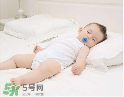 夏天寶寶需要穿襪子睡覺嗎？寶寶夏天睡覺要穿襪子嗎？