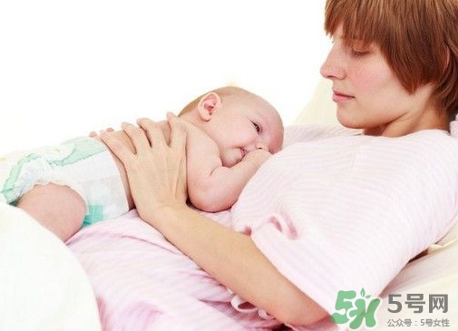 母乳喂養(yǎng)要喂水嗎？純母乳喂養(yǎng)要不要喂水？
