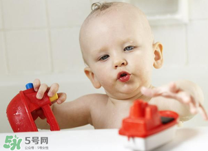 嬰兒浴盆是帶浴網(wǎng)還還是帶浴板好？嬰兒浴盆什么款式好？