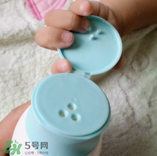 爽身粉可以擦臉上嗎？臉上可不可以涂爽身粉？