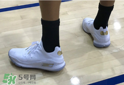 under armour curry 4 low低幫版白金配色上腳怎么樣？