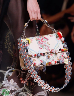 fendi kan i多少錢？芬迪kan i包包國內(nèi)專柜價格