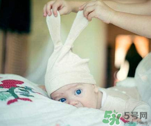 寶寶發(fā)燒是用熱毛巾還是冷毛巾敷？寶寶發(fā)燒用什么毛巾敷？